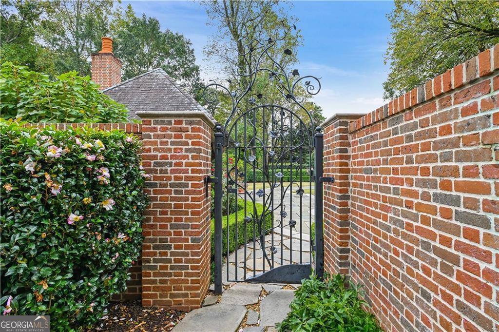 369 Pine Tree Drive NE