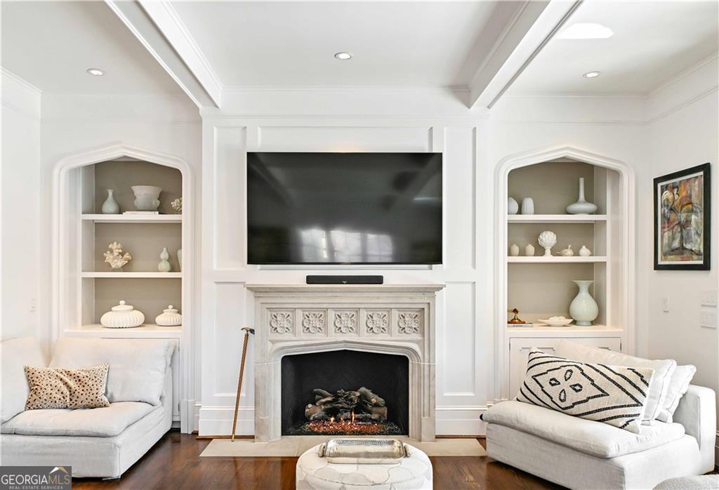 369 Pine Tree Drive NE