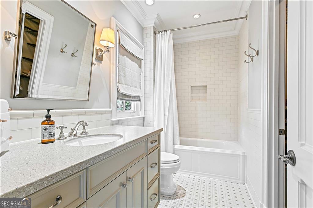 369 Pine Tree Drive NE