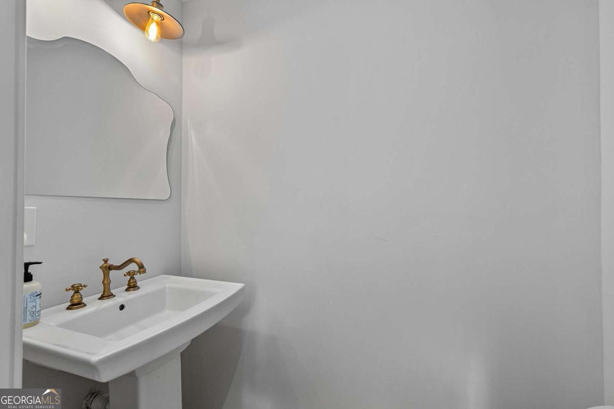 275 Rockyford Road NE