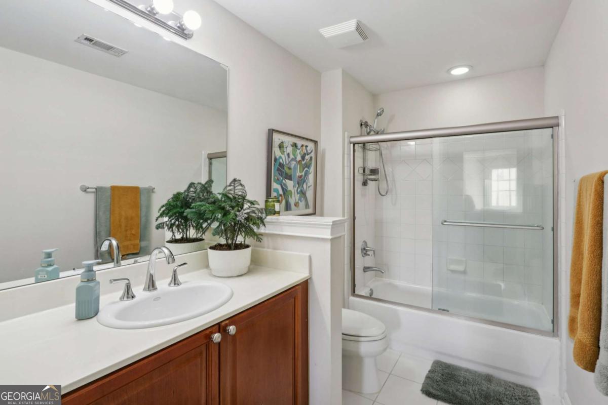 3275 Lenox Road NE # 208