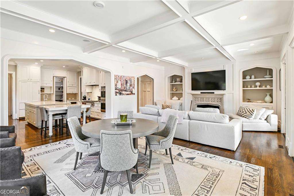 369 Pine Tree Drive NE