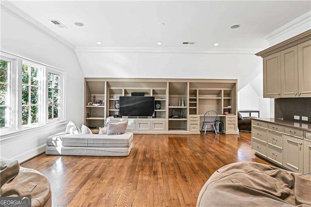 369 Pine Tree Drive NE