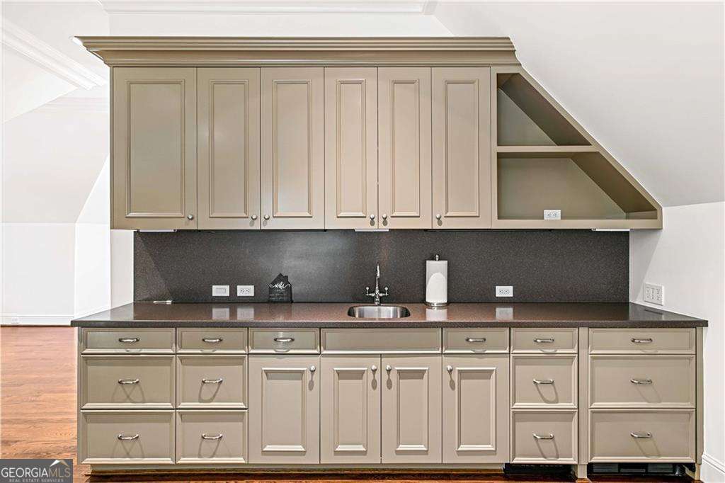 369 Pine Tree Drive NE