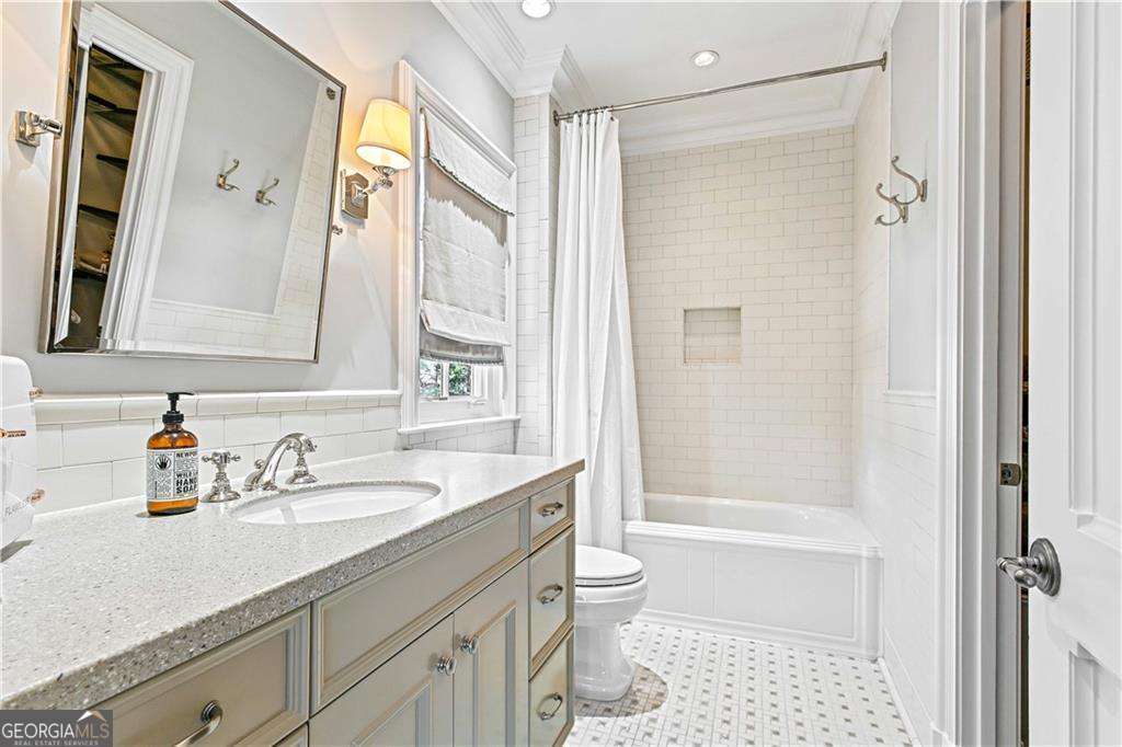 369 Pine Tree Drive NE