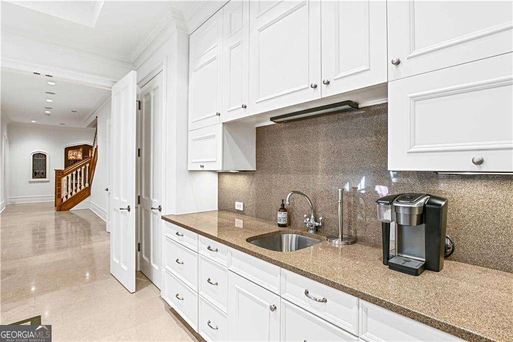 369 Pine Tree Drive NE