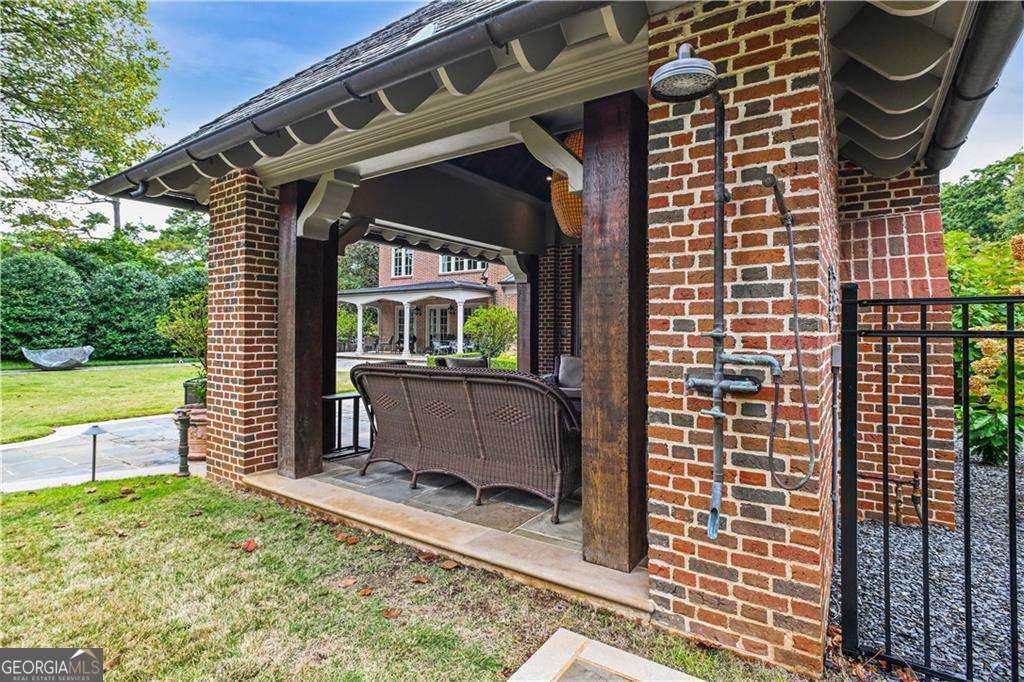 369 Pine Tree Drive NE