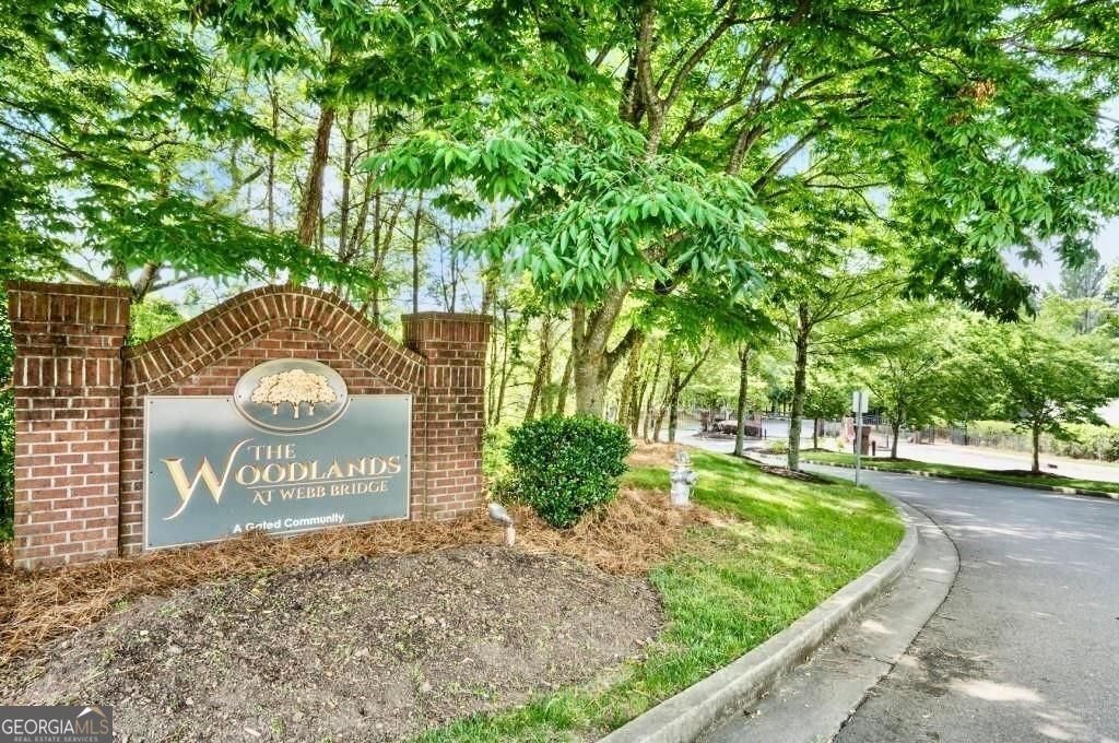 6115 Woodland Lane