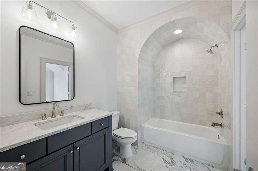 680 Edgewater Trail