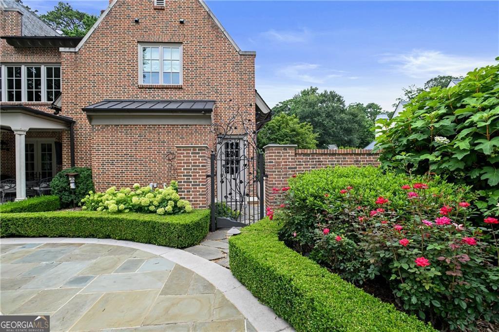 369 Pine Tree Drive NE