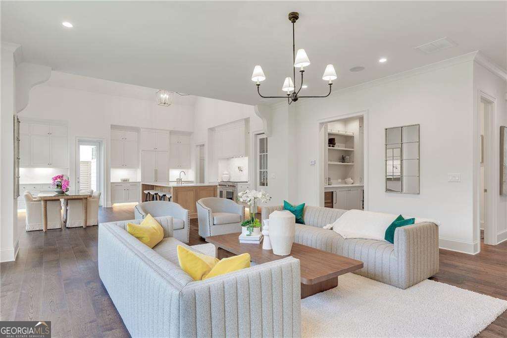 228 Thomas Circle