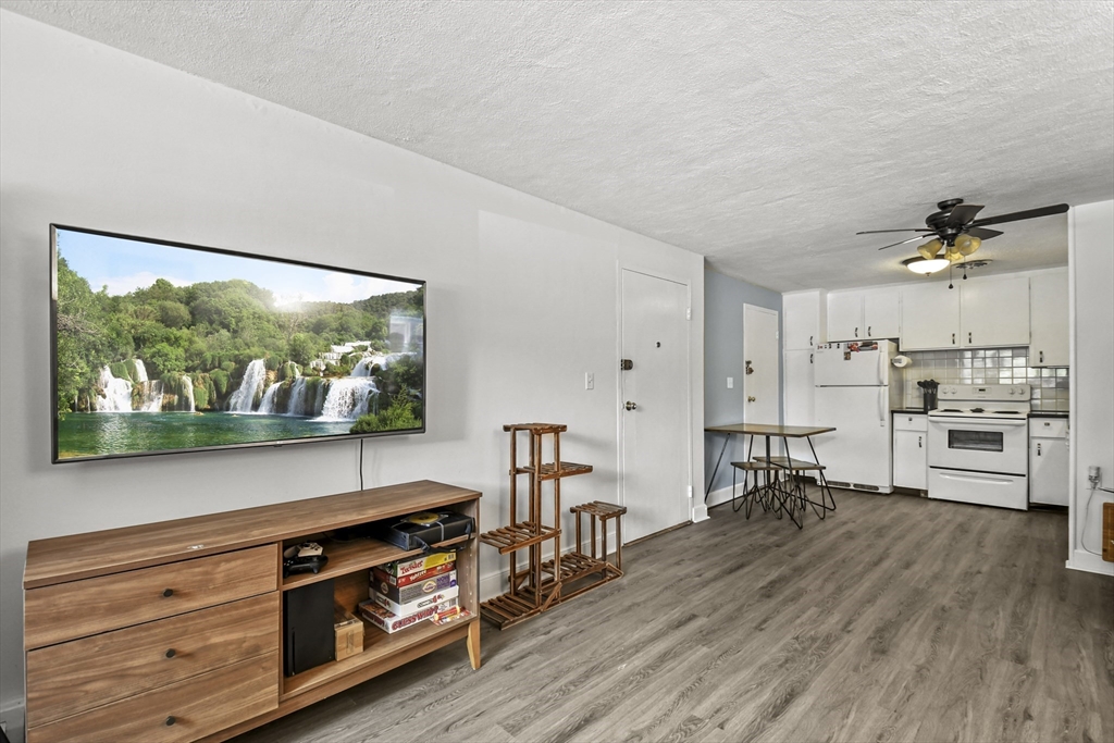1105 Lexington # 2 Unit: 10-2