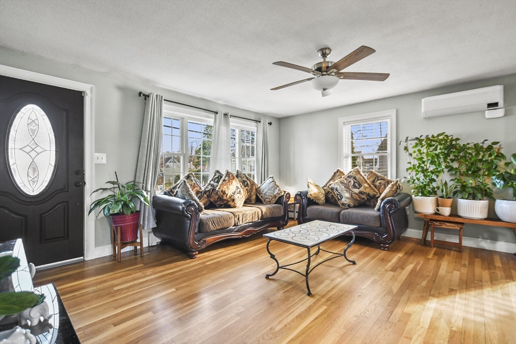 118 1/2 Market Street Unit: 118 1/2