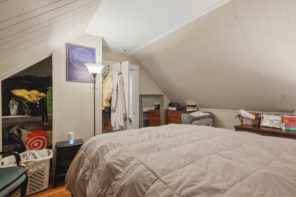 11-1/2 Albion St