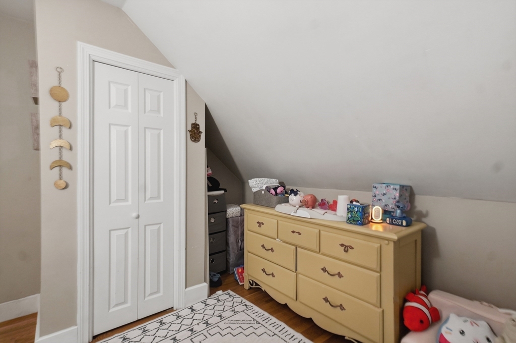 11-1/2 Albion St
