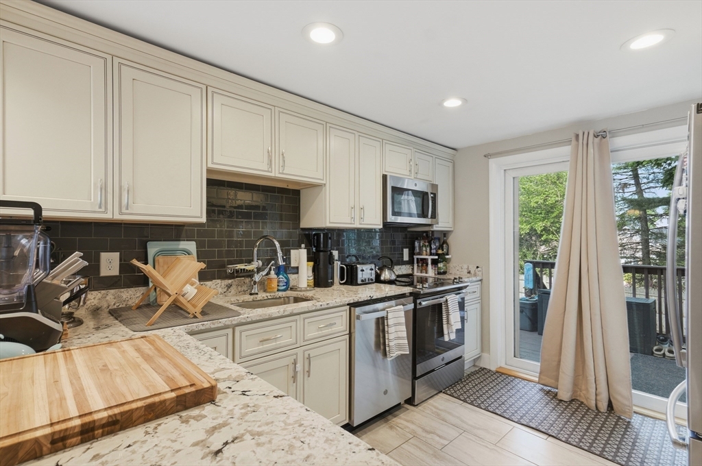 11-1/2 Albion St
