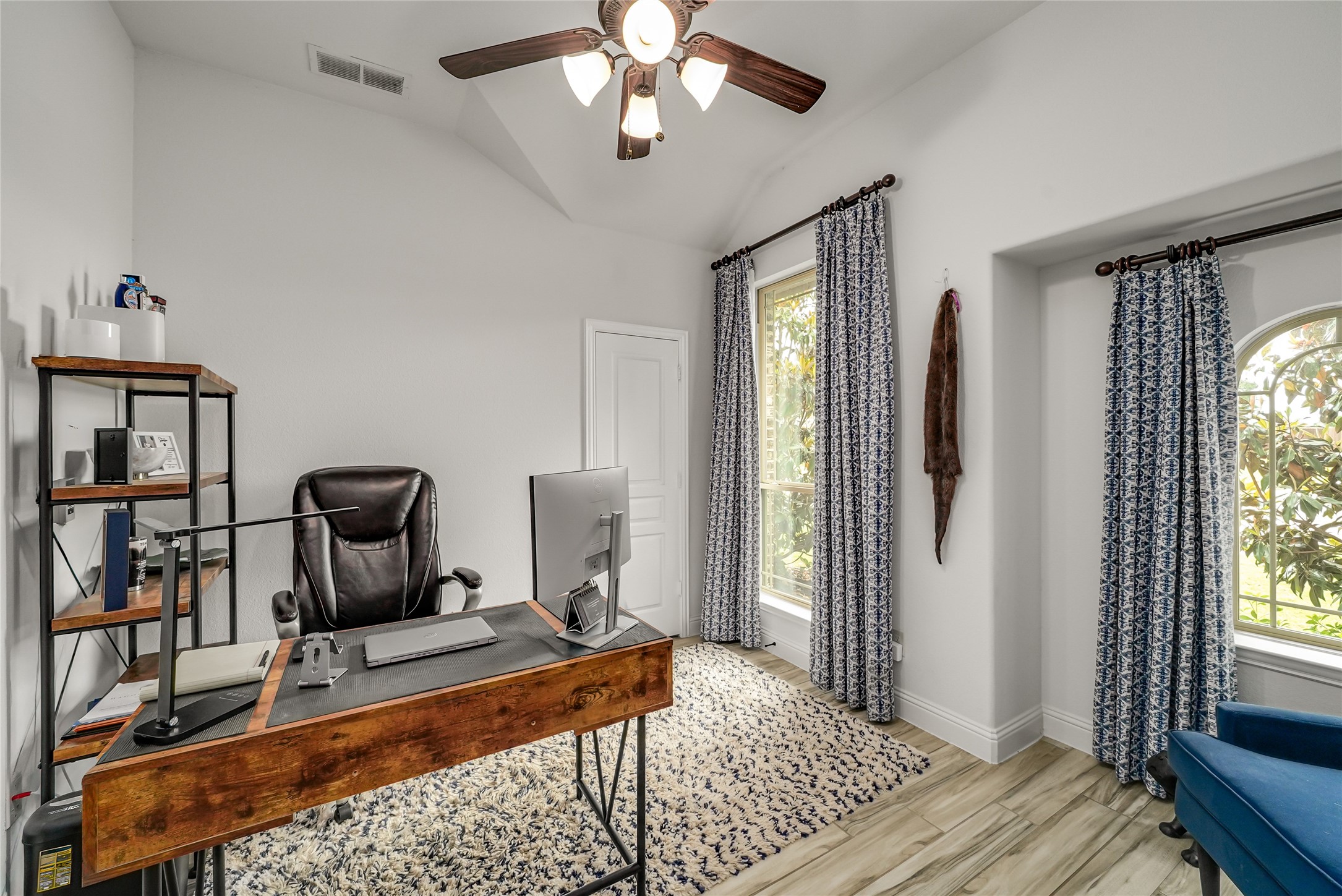 2329 Llano