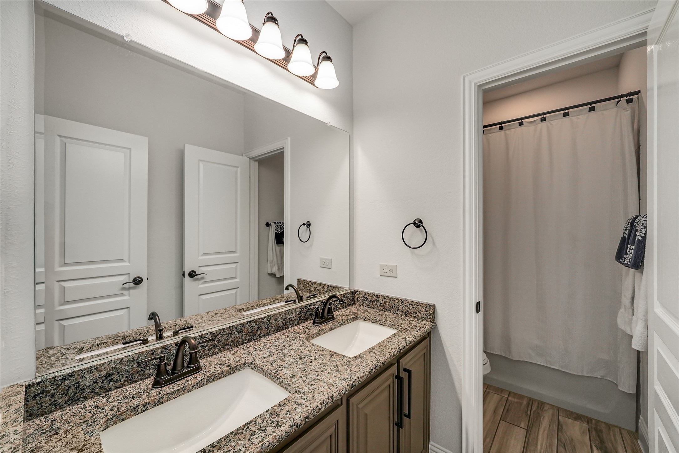 2329 Llano