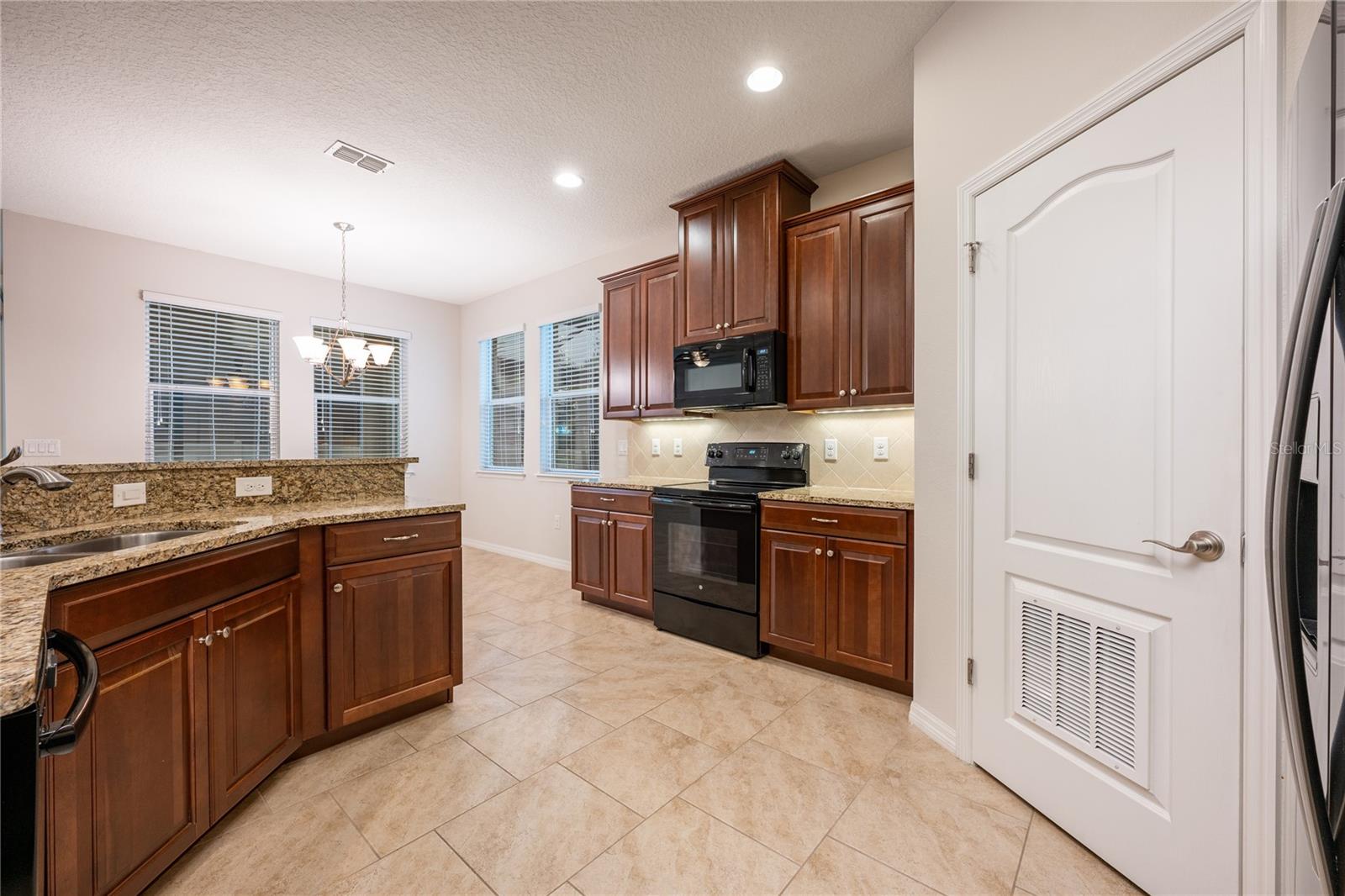 121 WHIRLAWAY DR