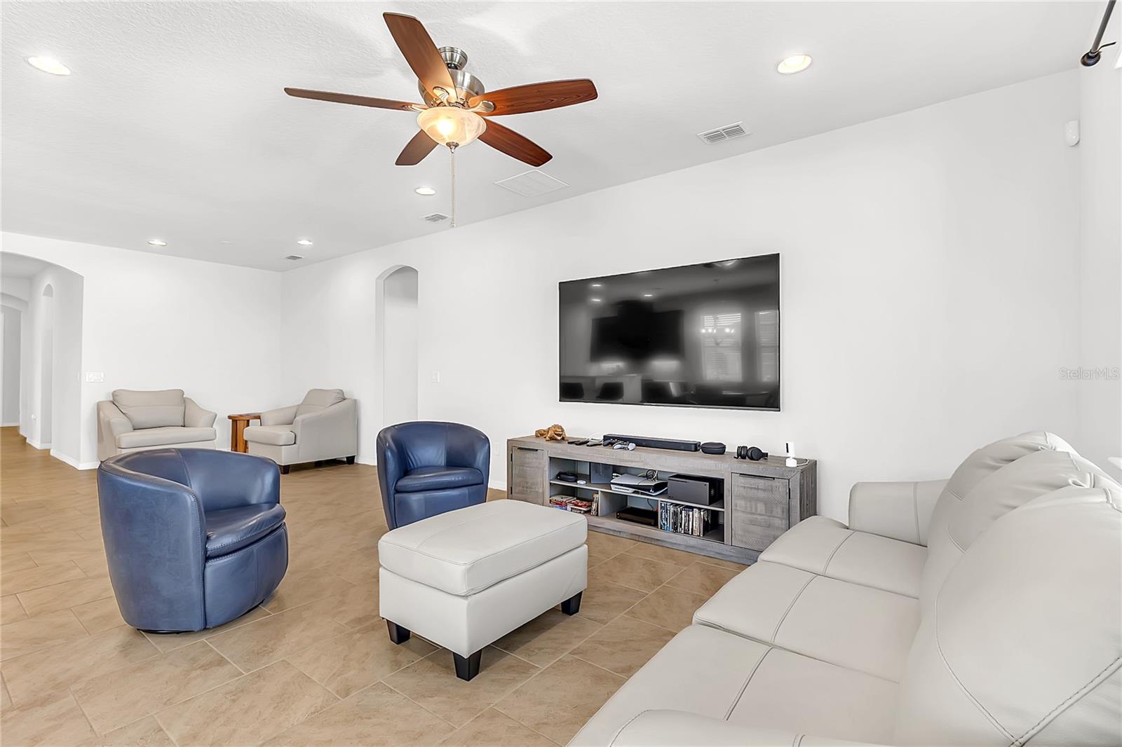 121 WHIRLAWAY DR