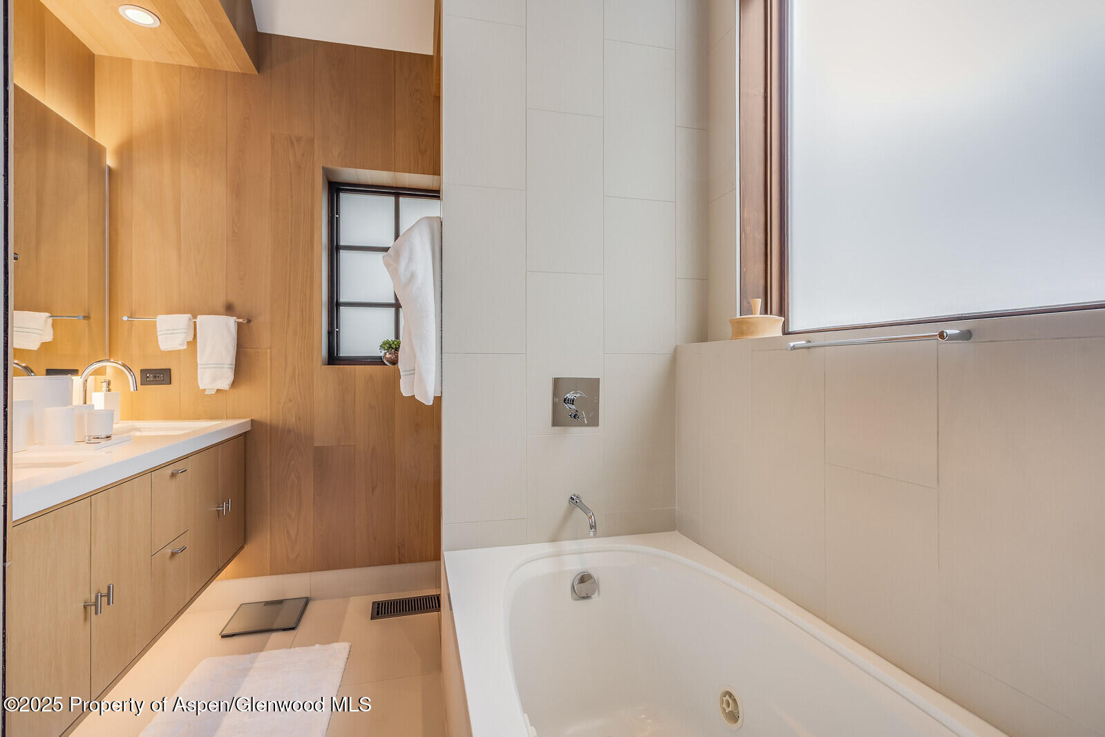 511+563 EDGEWOOD Lane