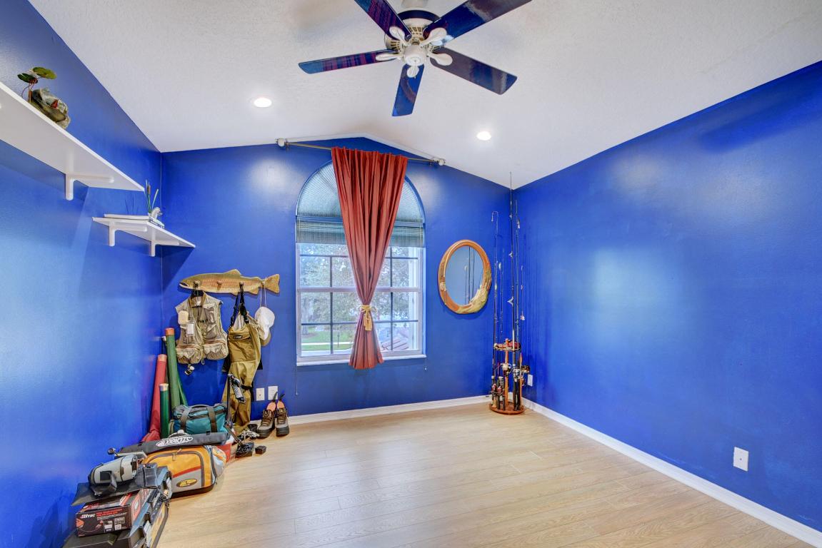 11218 Edgewater Circle