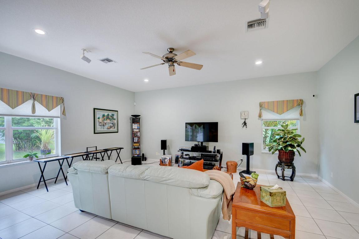 11218 Edgewater Circle