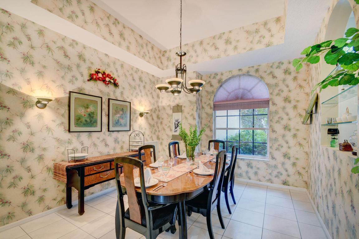 11218 Edgewater Circle