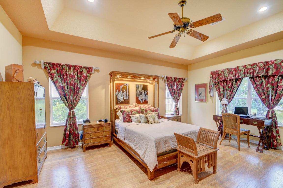 11218 Edgewater Circle