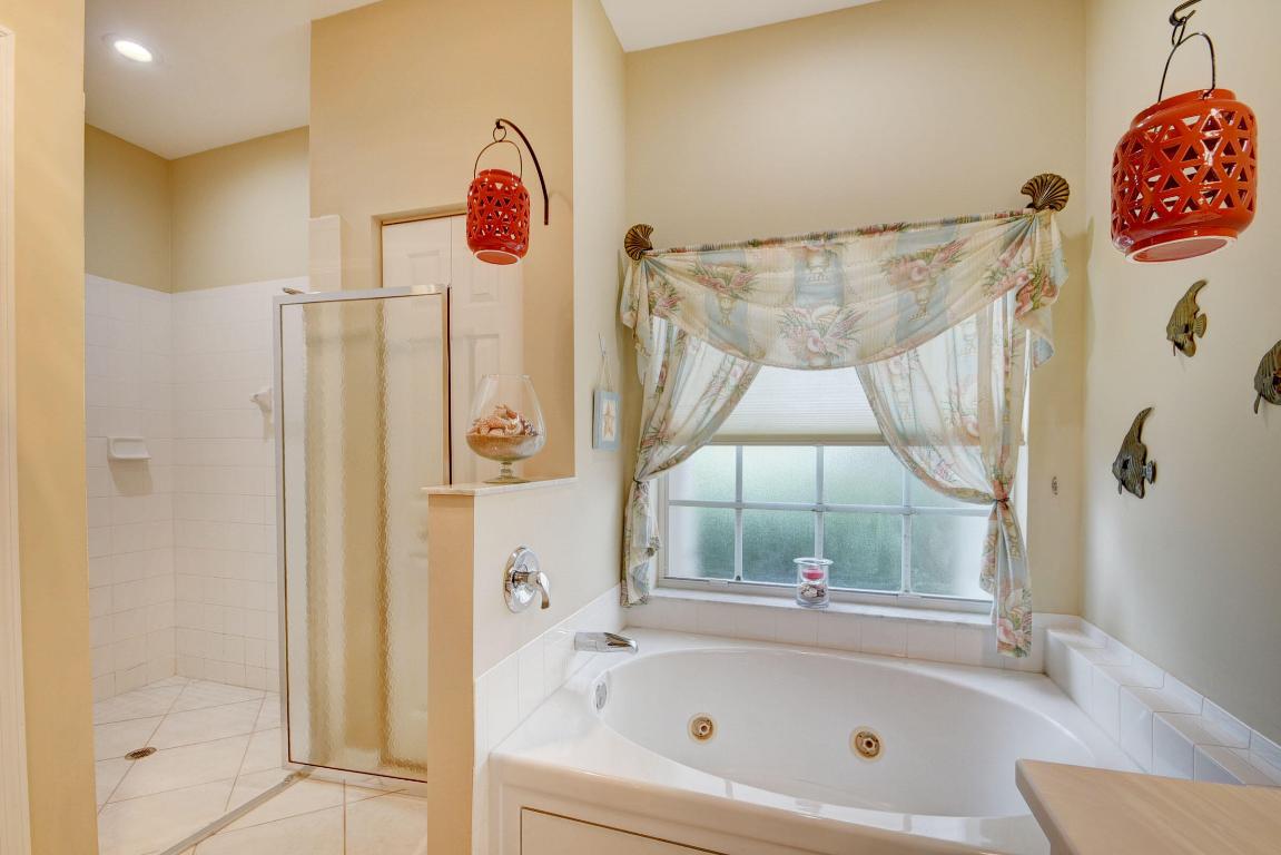 11218 Edgewater Circle