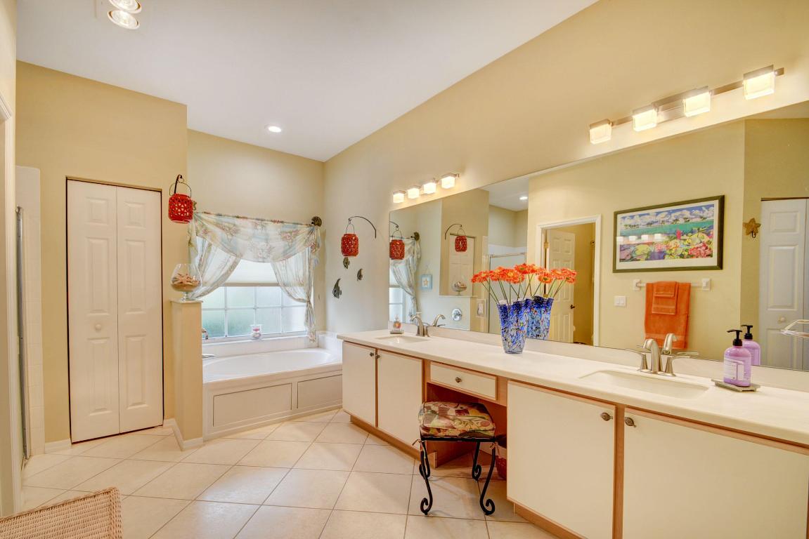 11218 Edgewater Circle