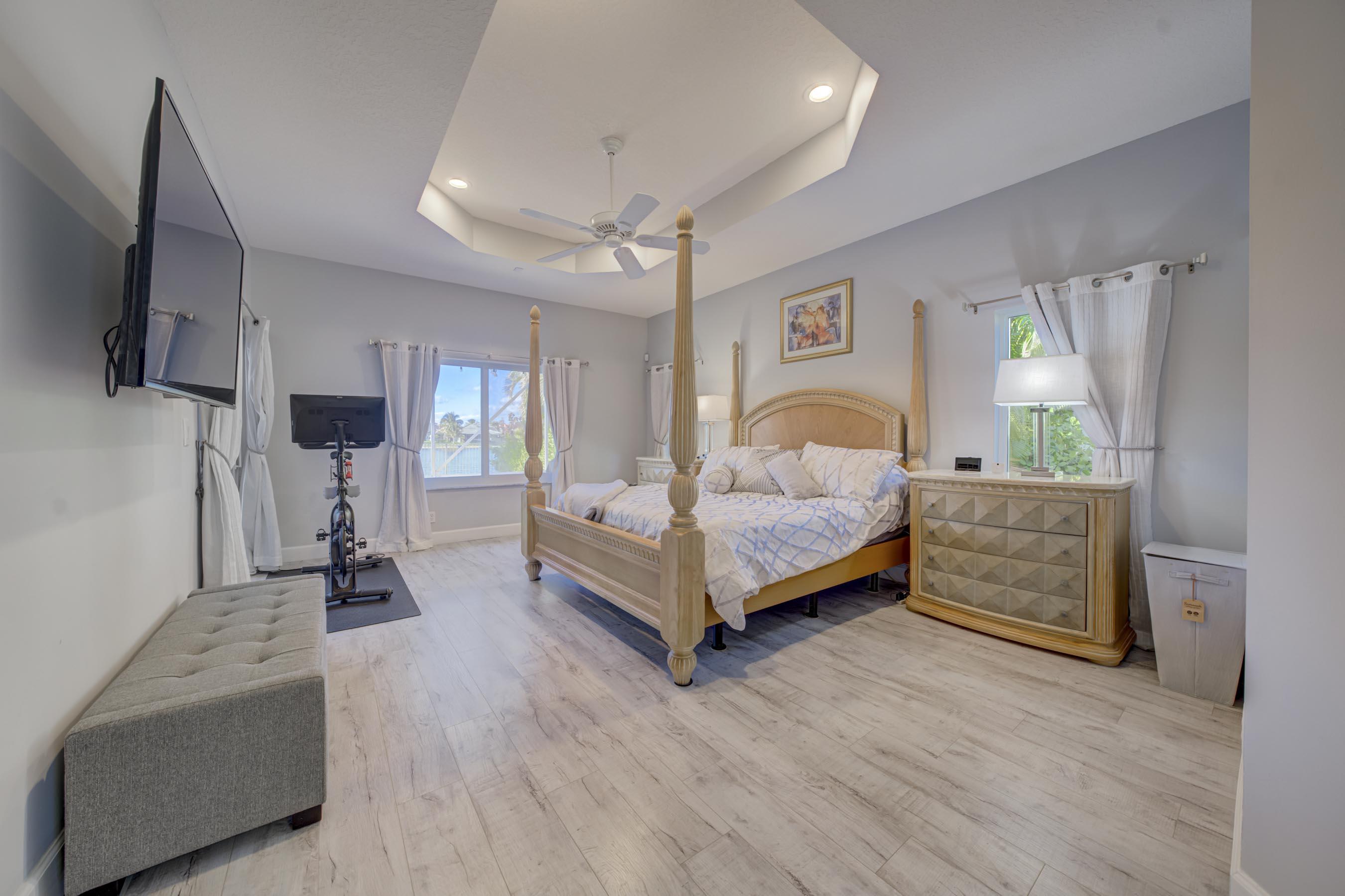 11259 Edgewater Circle