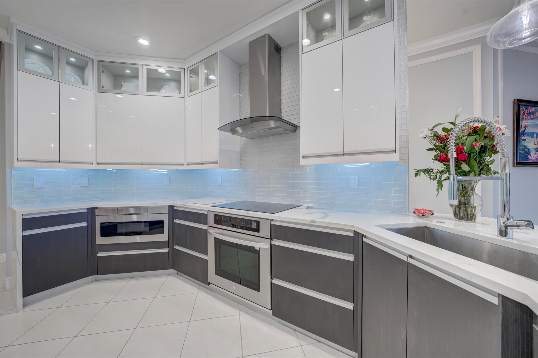 11259 Edgewater Circle