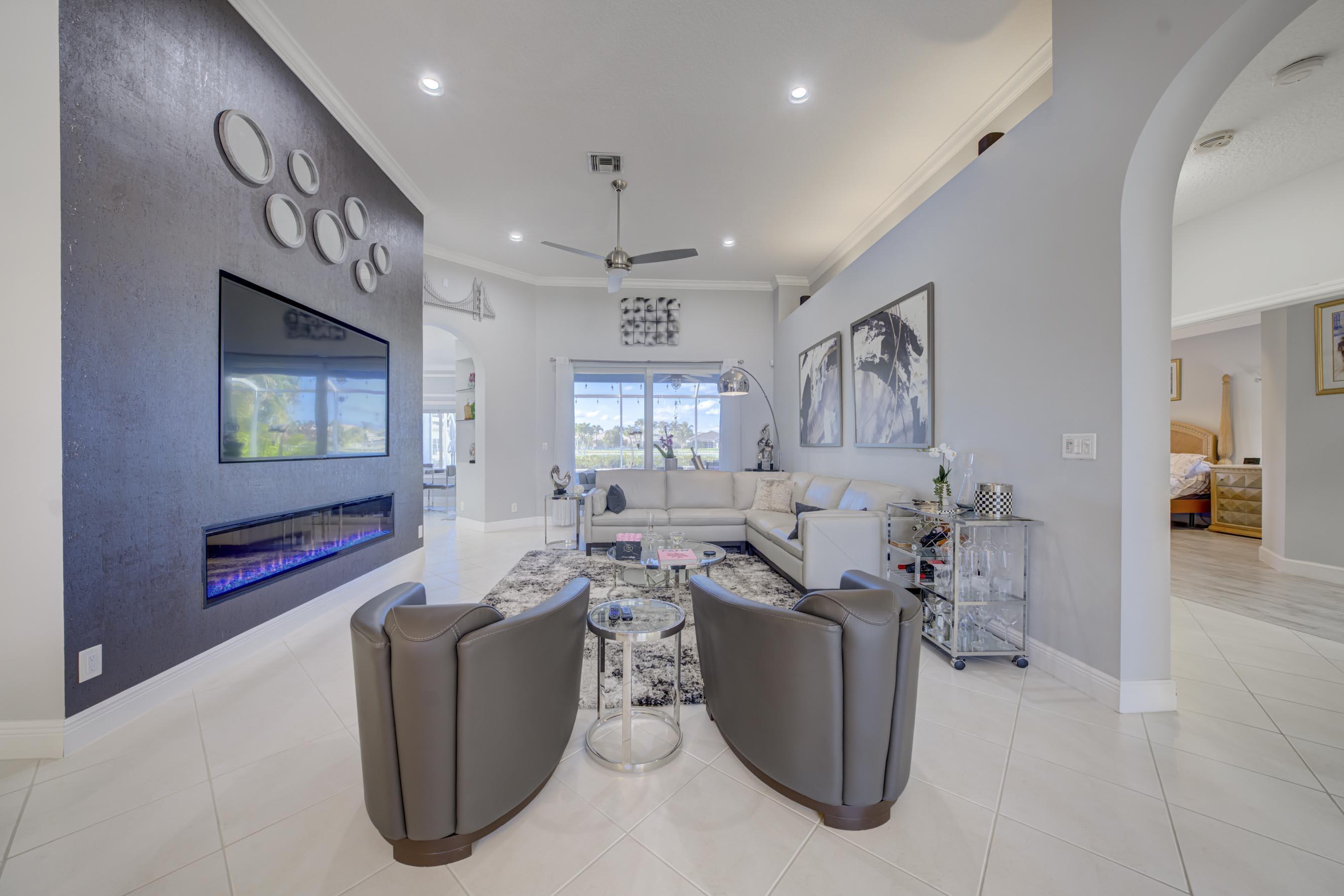 11259 Edgewater Circle