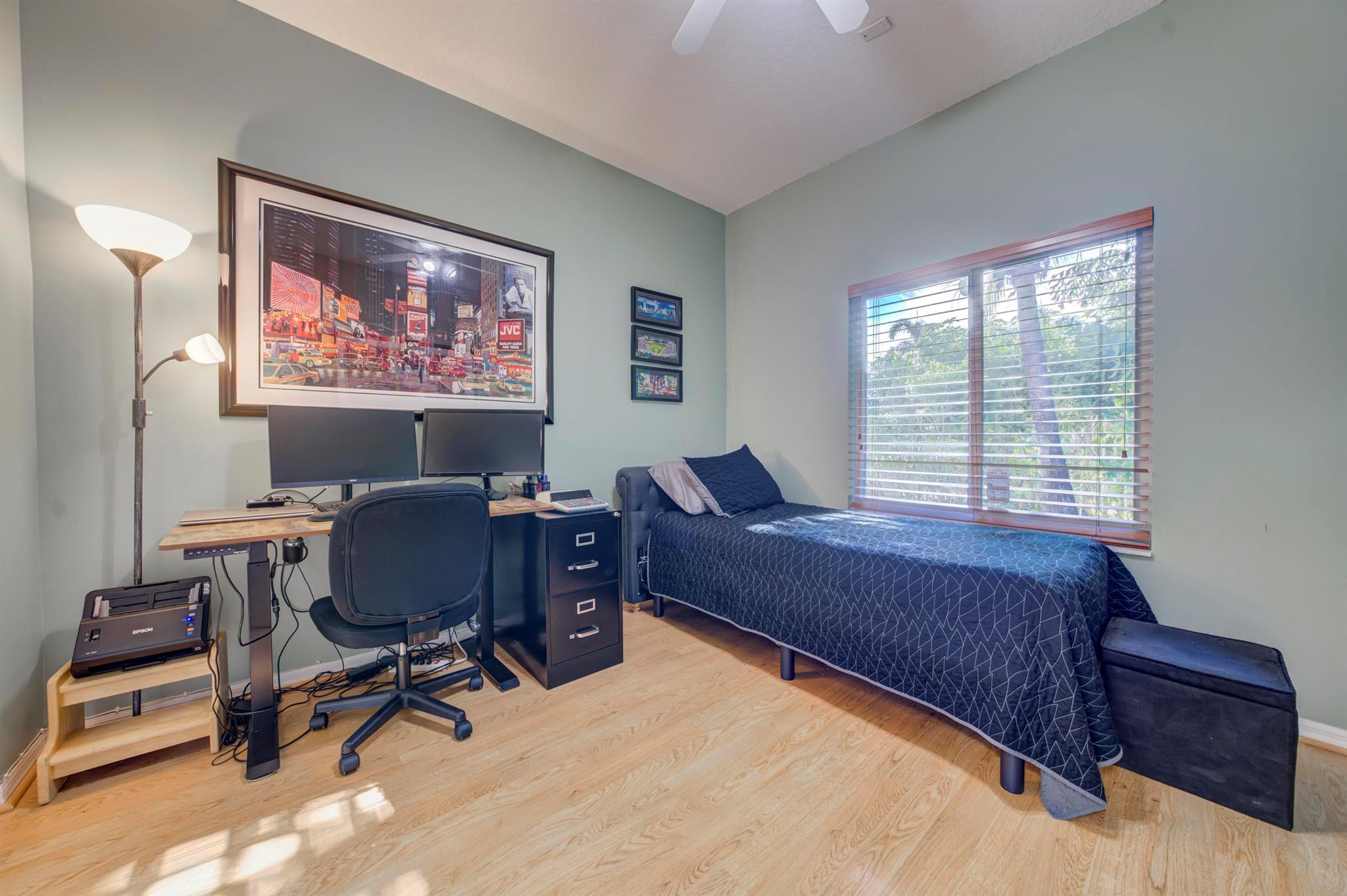 11259 Edgewater Circle