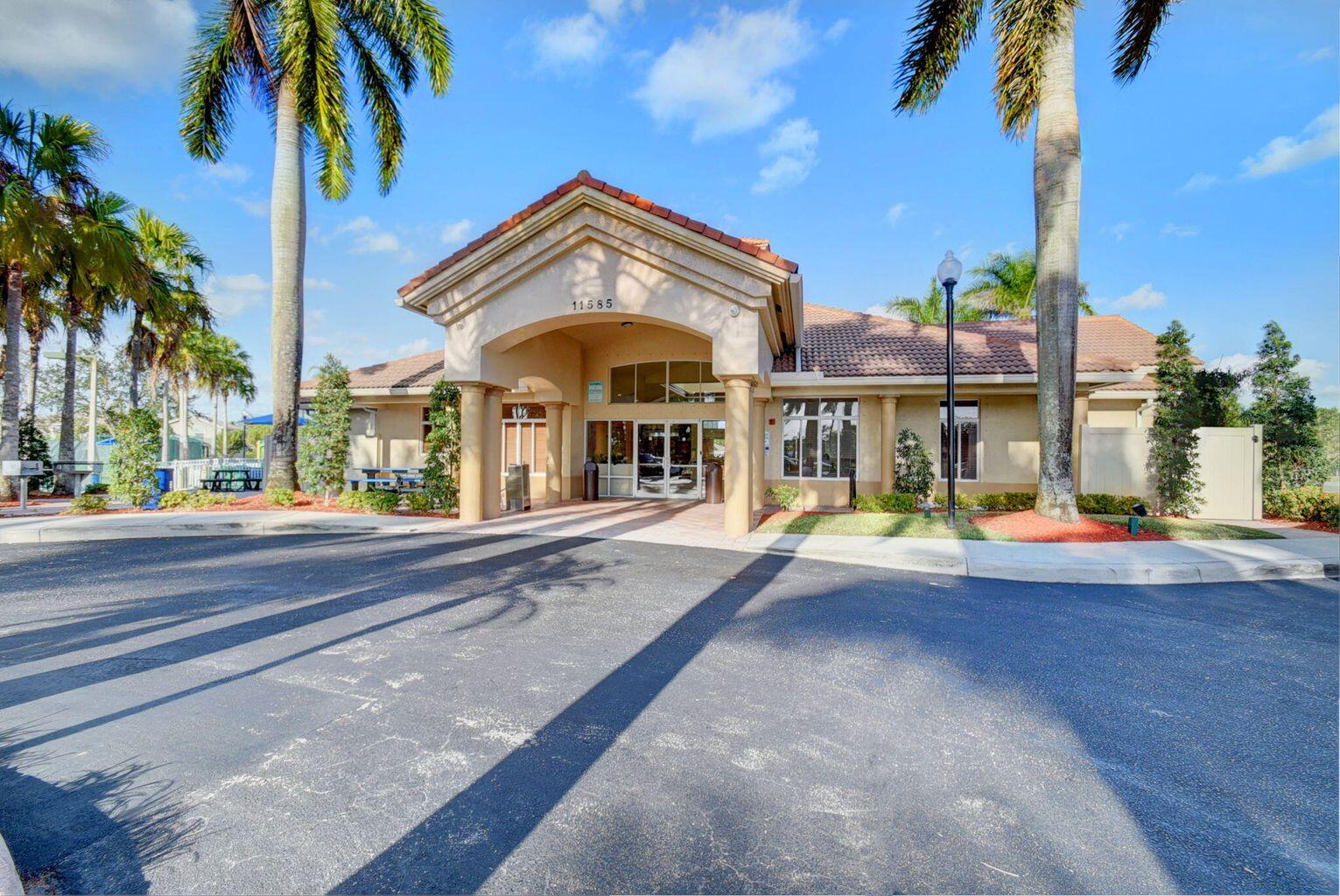 11259 Edgewater Circle