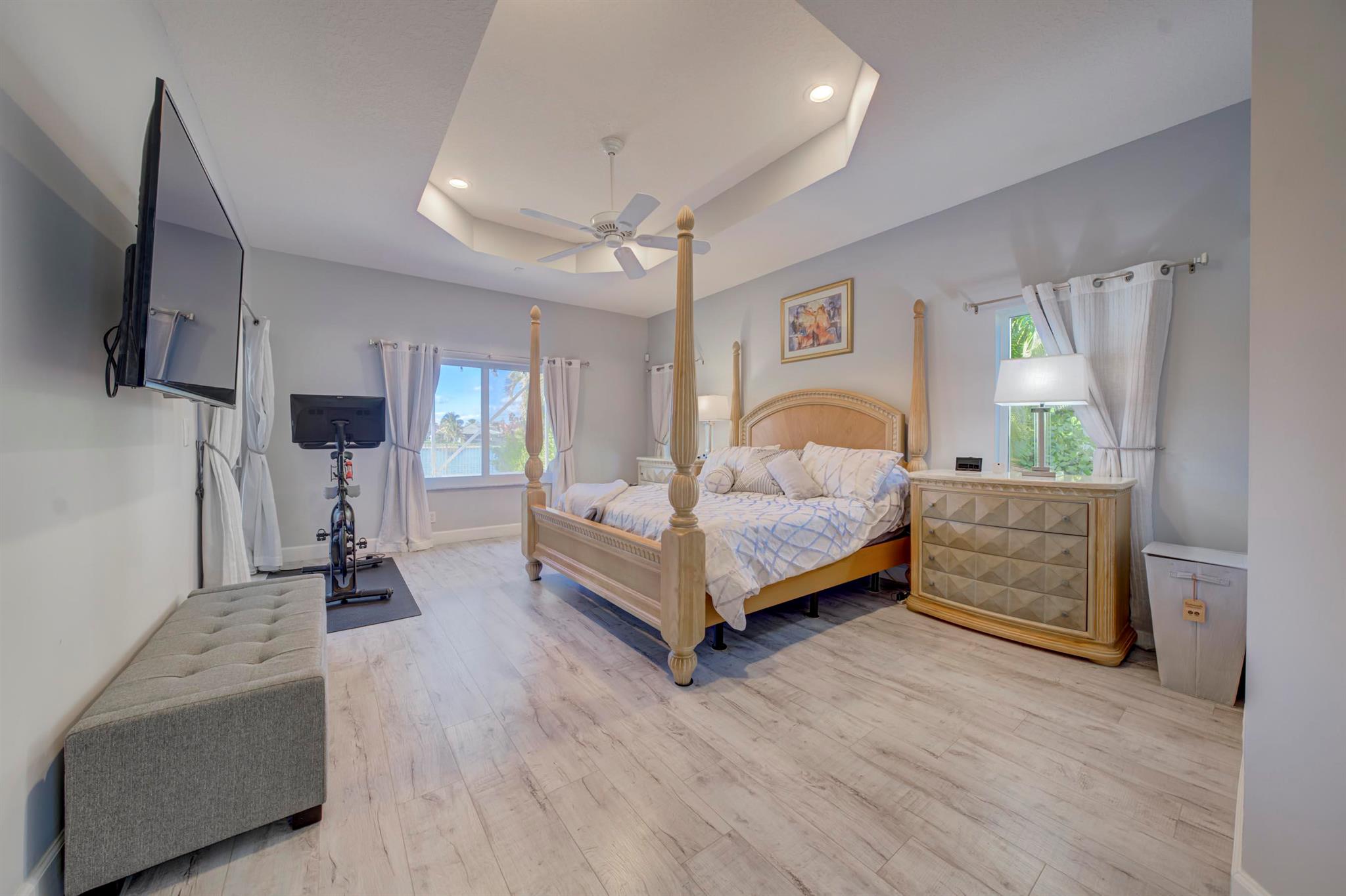 11259 Edgewater Circle