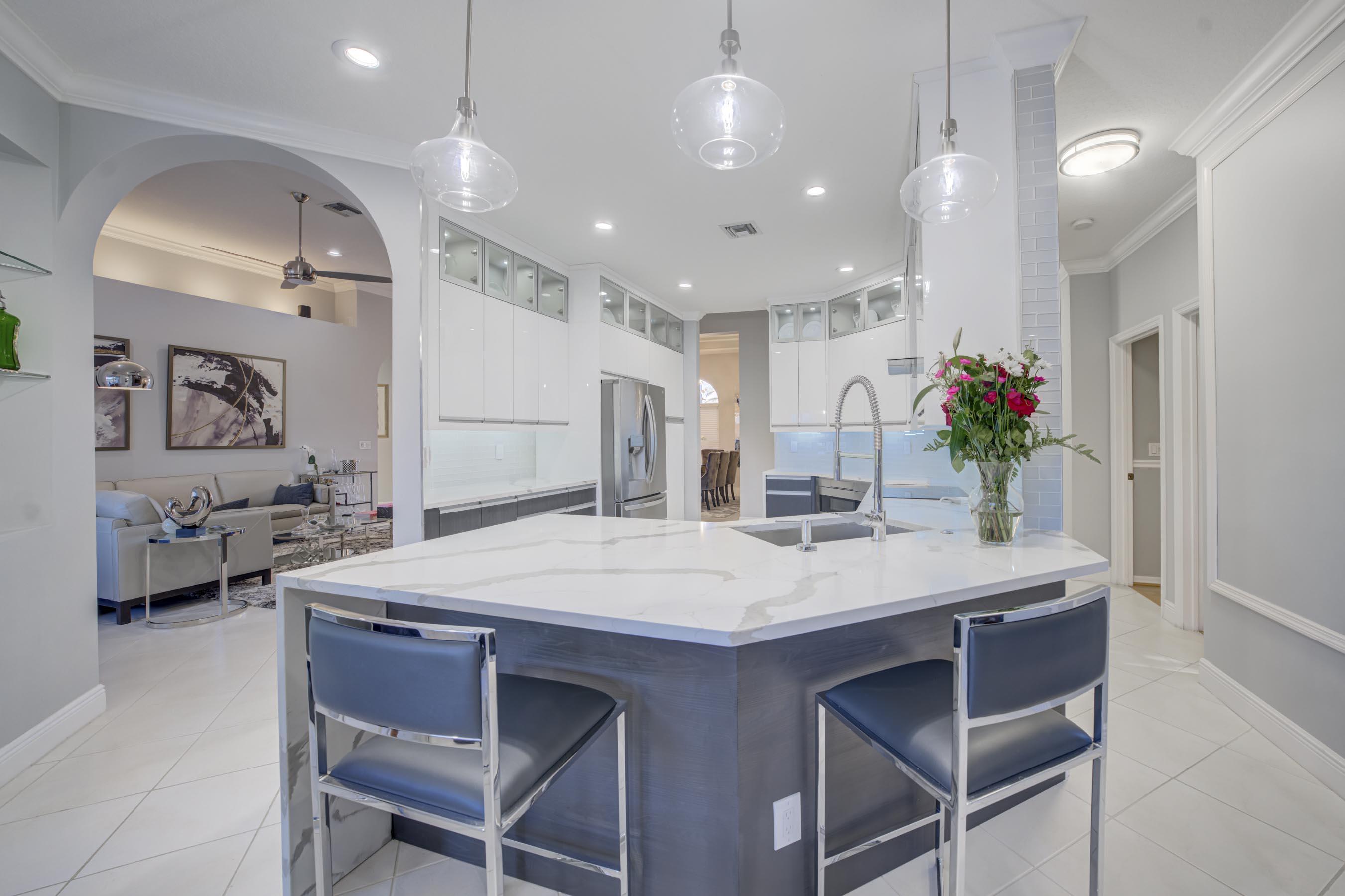 11259 Edgewater Circle