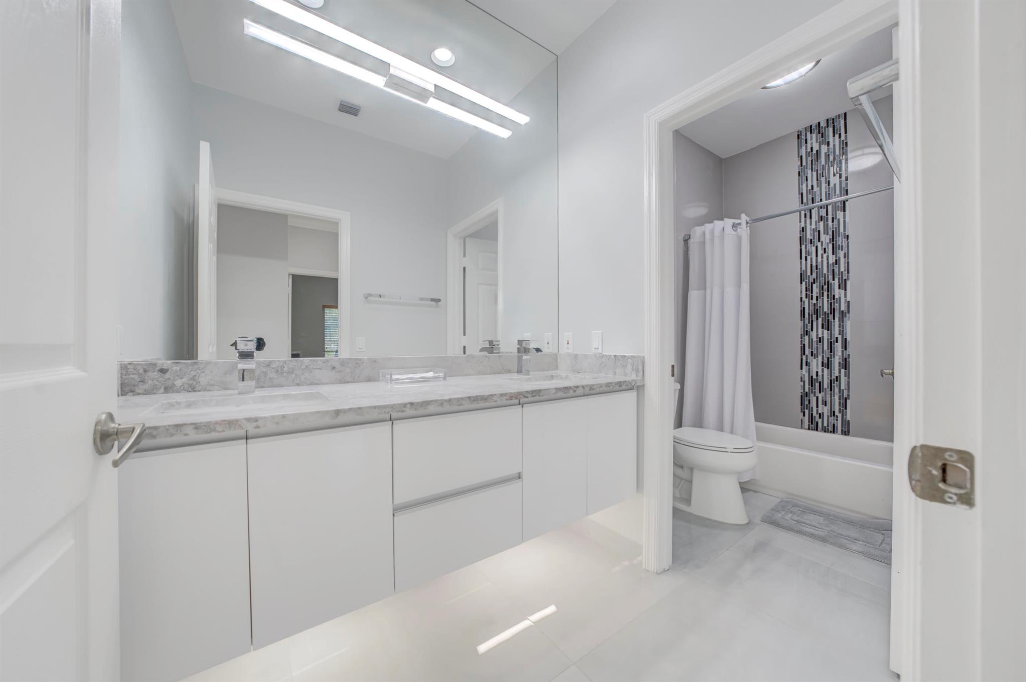 11259 Edgewater Circle