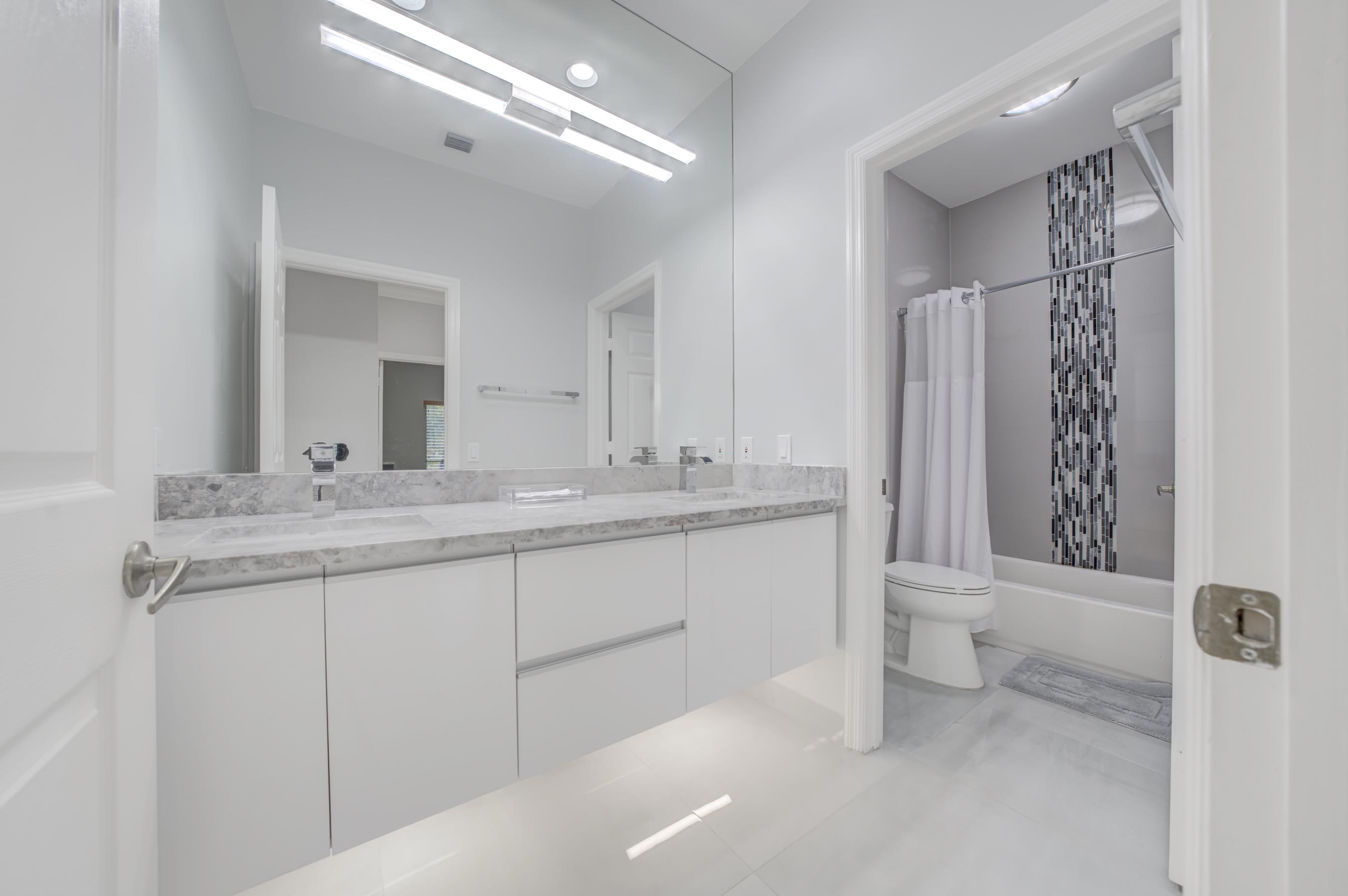 11259 Edgewater Circle