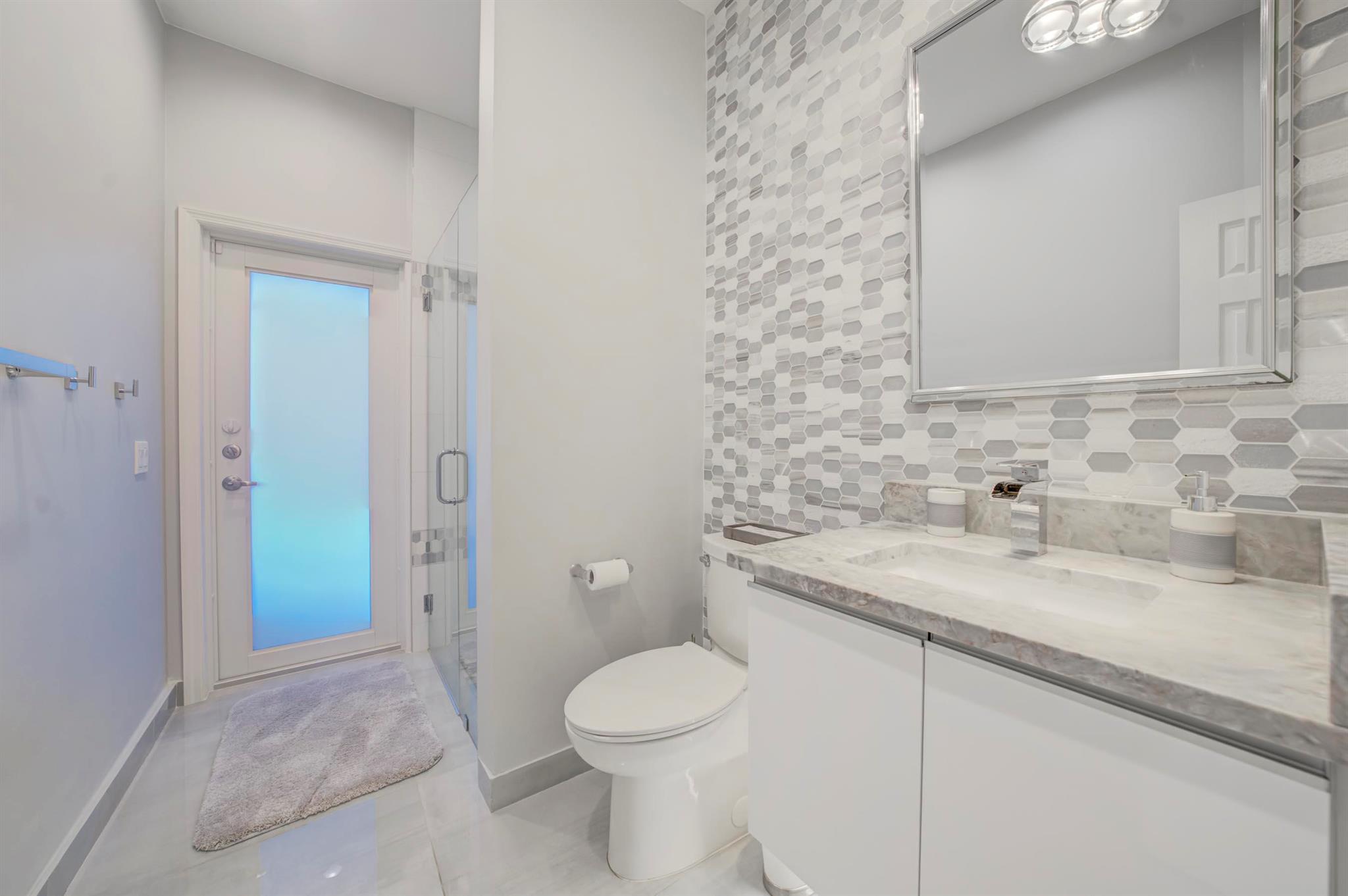 11259 Edgewater Circle