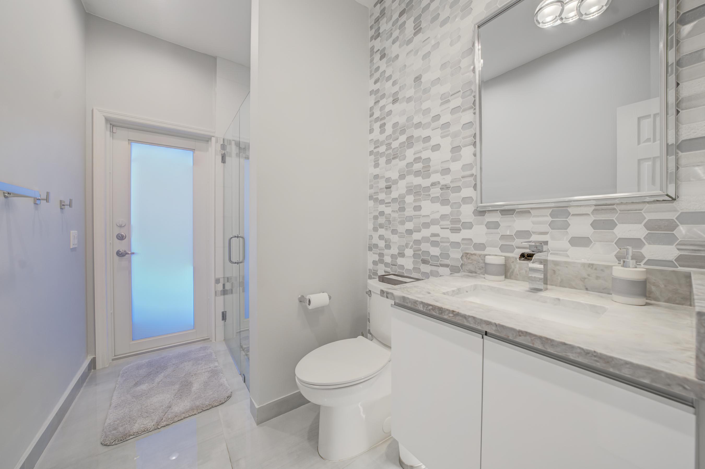 11259 Edgewater Circle