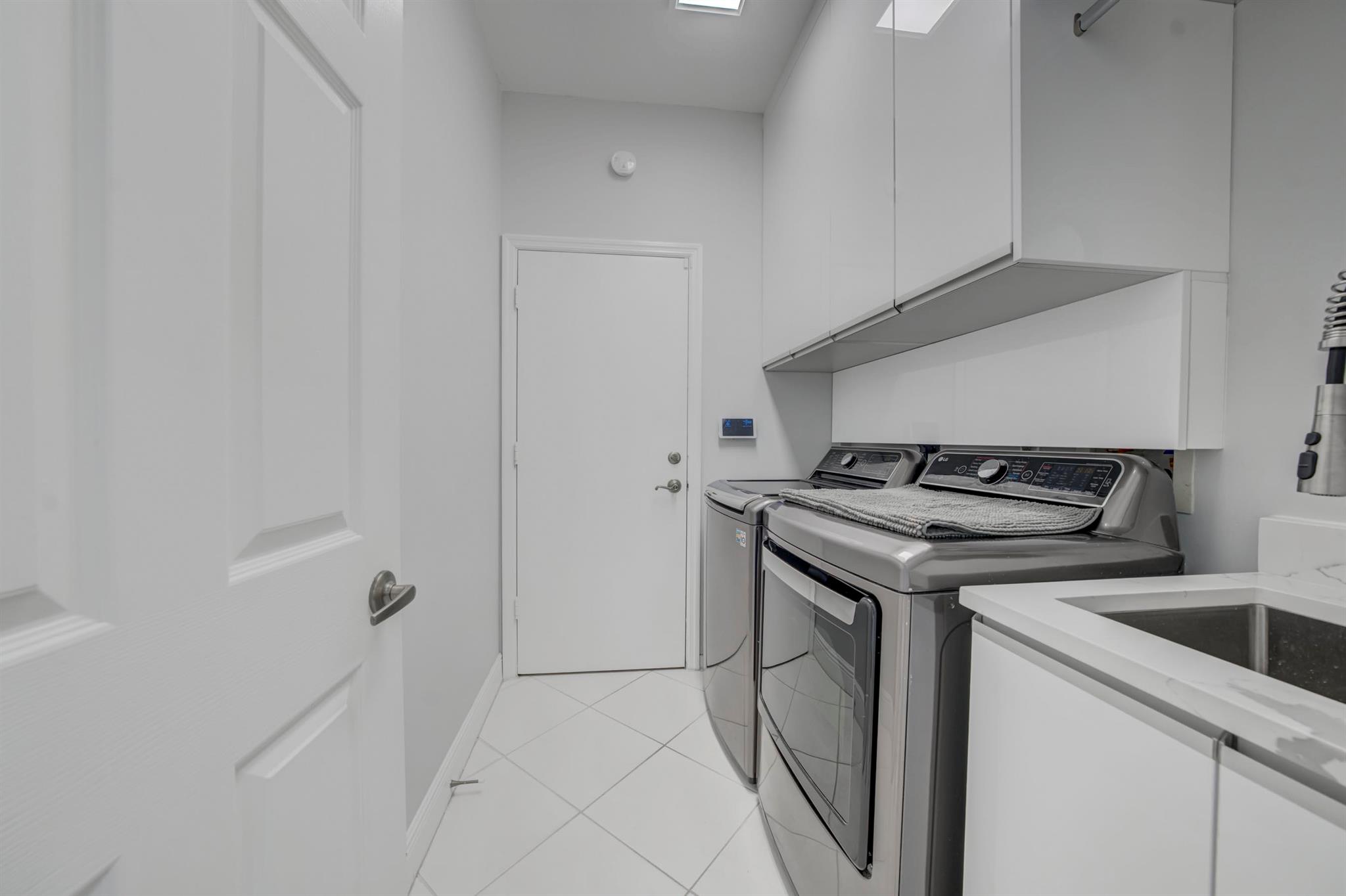 11259 Edgewater Circle