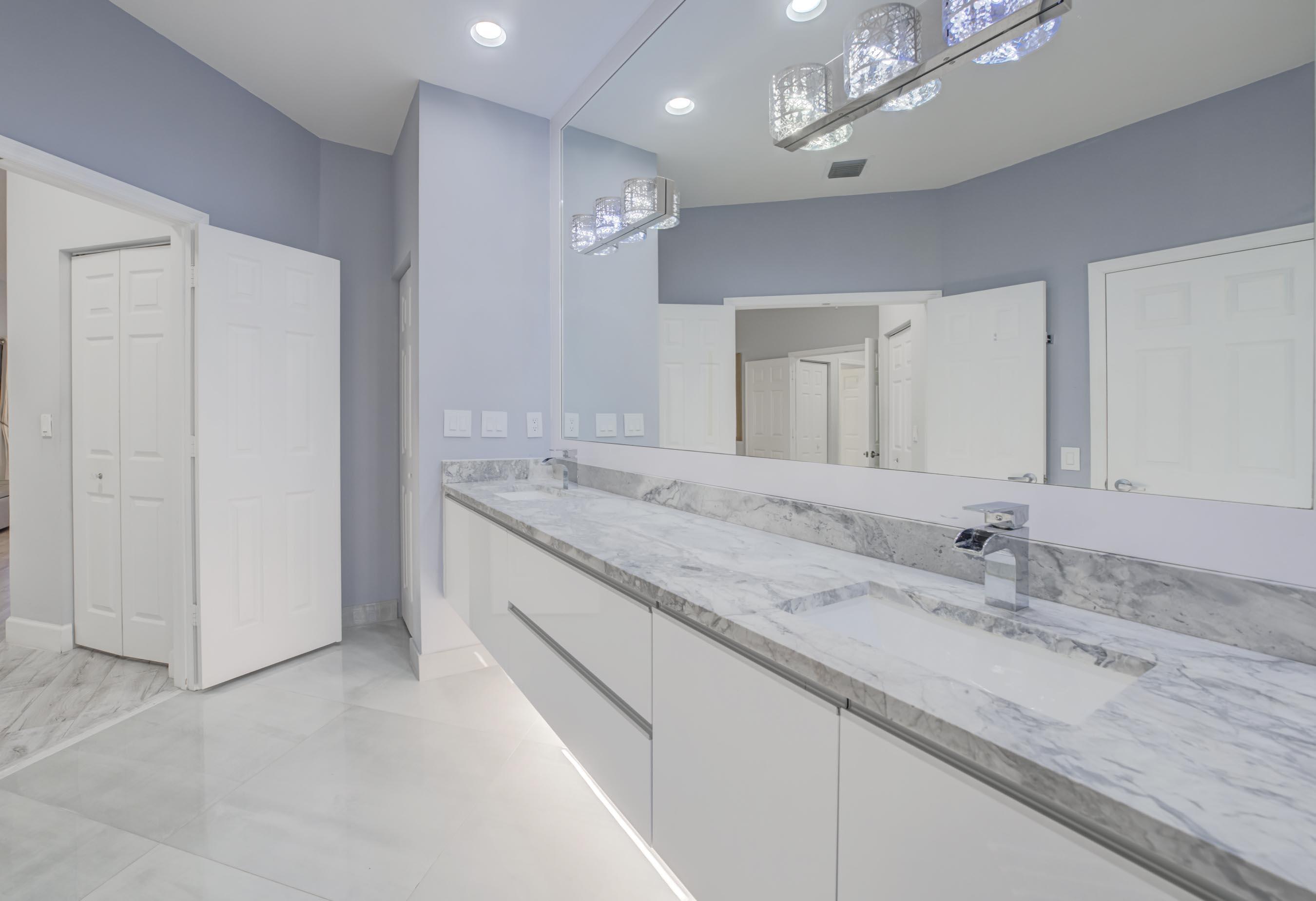 11259 Edgewater Circle