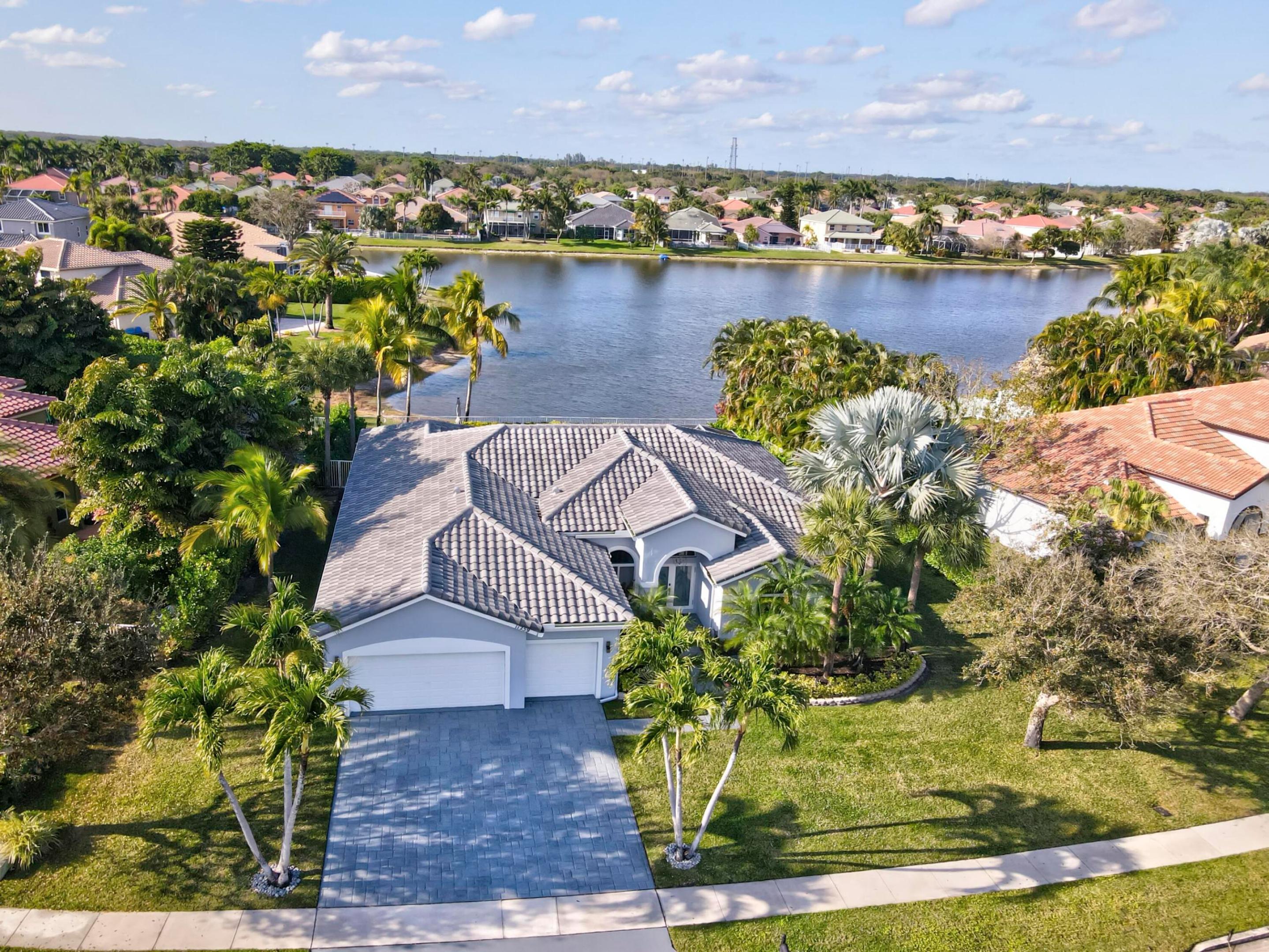 11259 Edgewater Circle