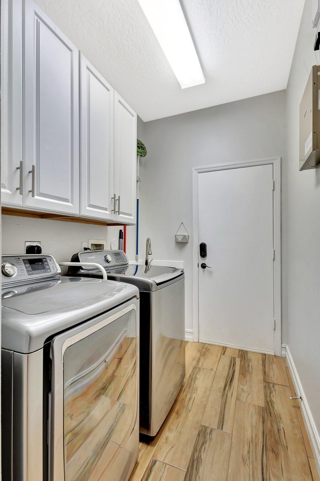 11248 Edgewater Circle