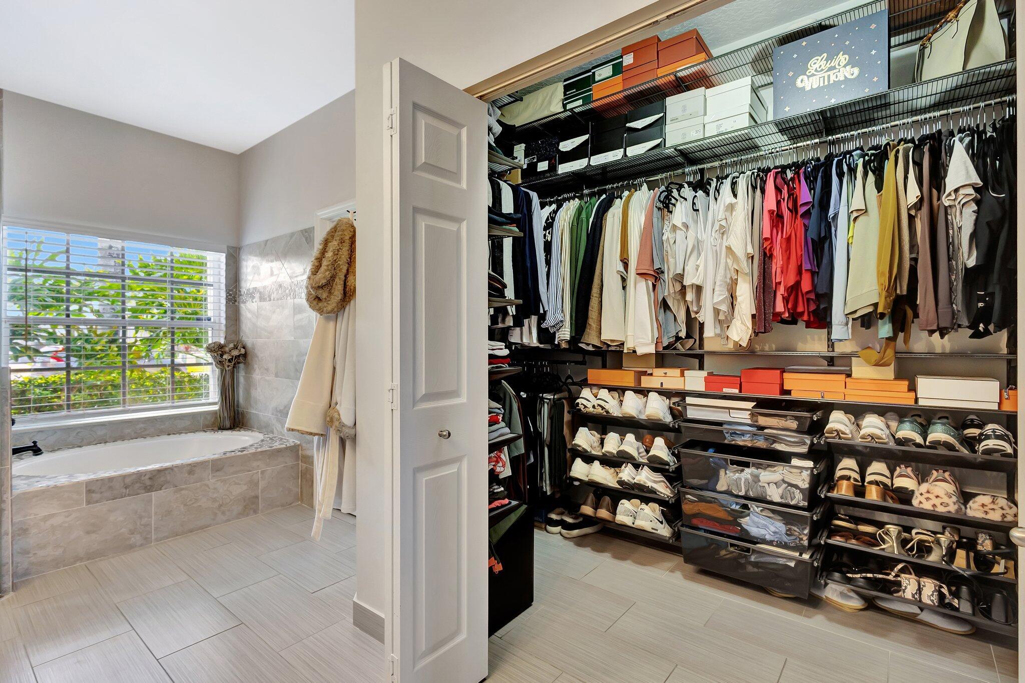 11248 Edgewater Circle