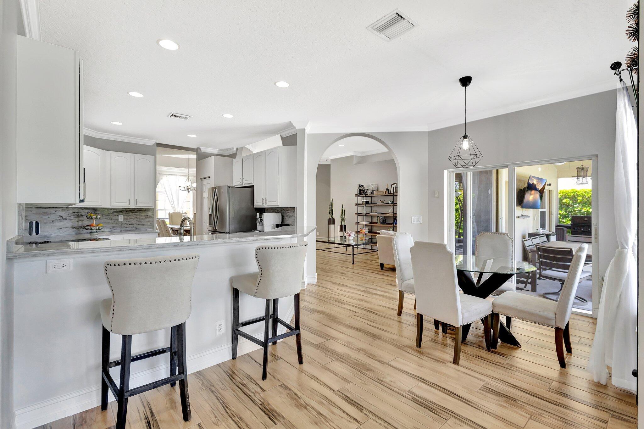 11248 Edgewater Circle