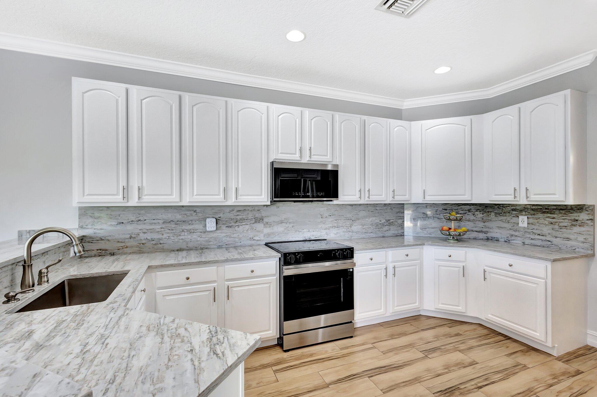 11248 Edgewater Circle