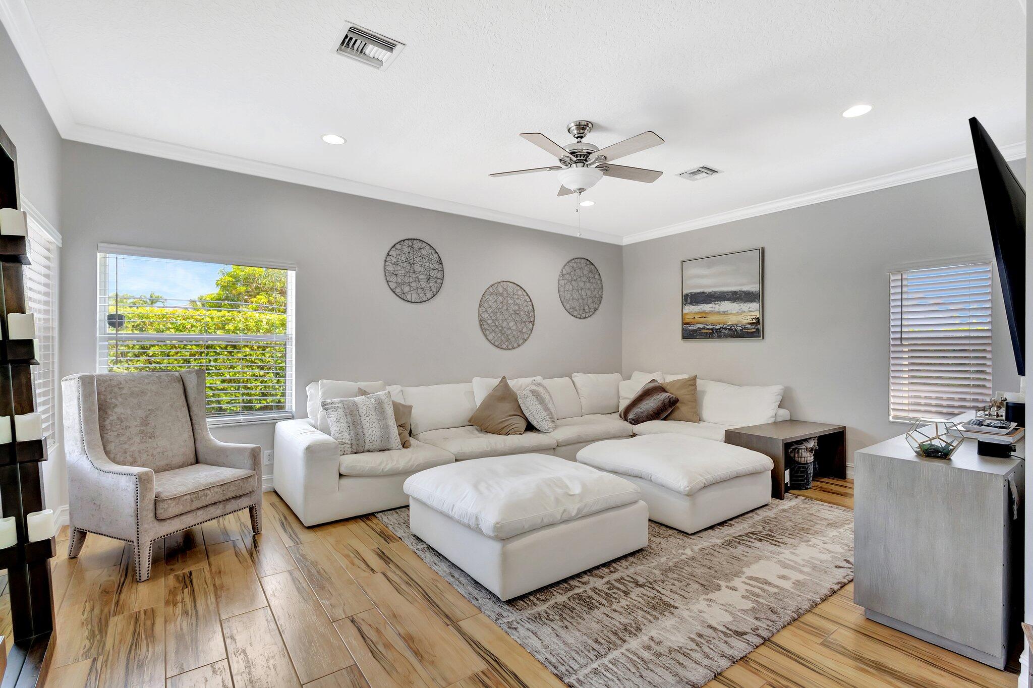 11248 Edgewater Circle